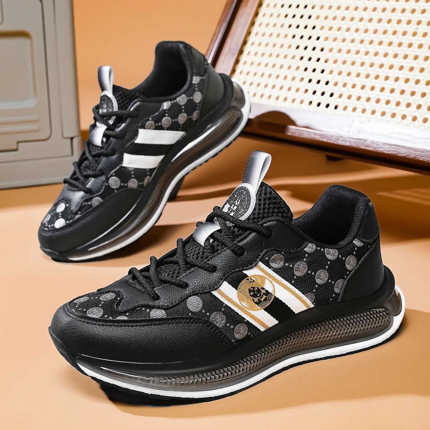 

2025 New Man Walking Shoes Couple Footwear Thick Sole Brand Men Casual Shoes Fashion Sneakers Male Luxury Shoes Outdoor Sport