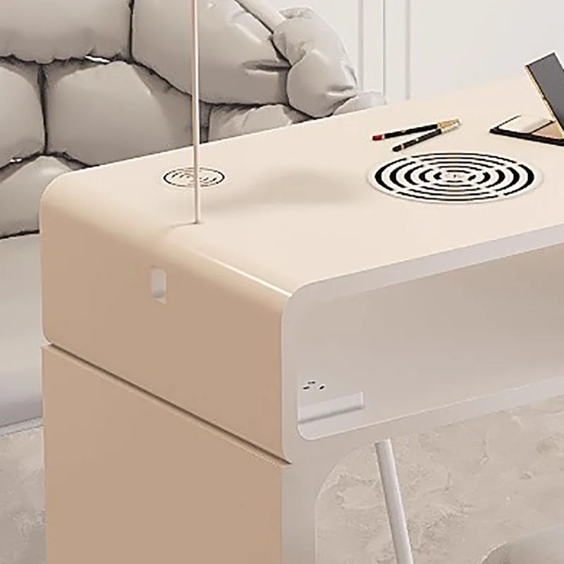 Moderner, minimalistischer Nageltisch, hochwertiger, ästhetischer, klassischer, attraktiver Nageltisch, schönes, ordentliches Bureau, manucure Salonmöbel