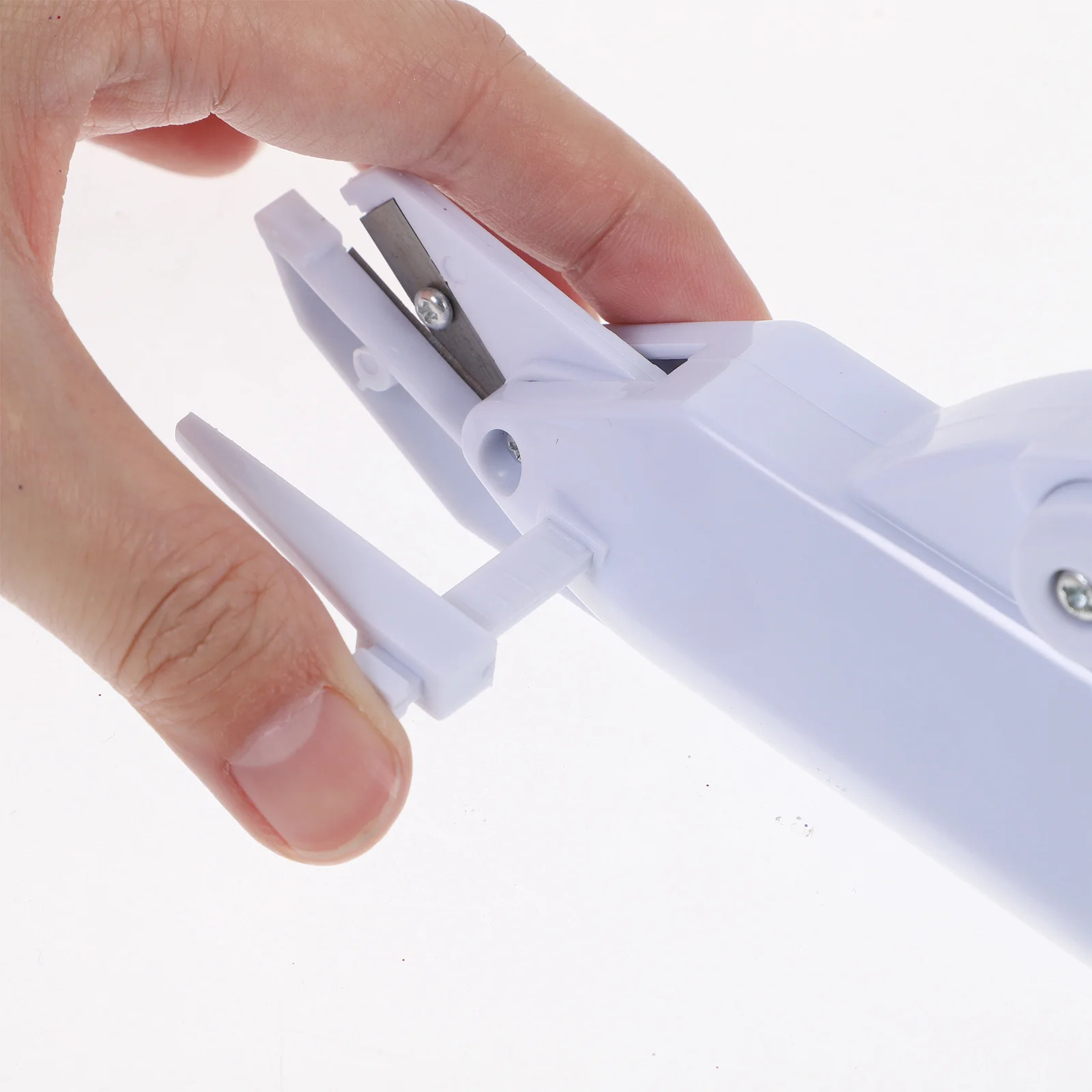 

Electric Scissors Cordless Handheld Fabric Cloth Cutter Adjustable Cutting Distance Replaceable Blade Safety Lock