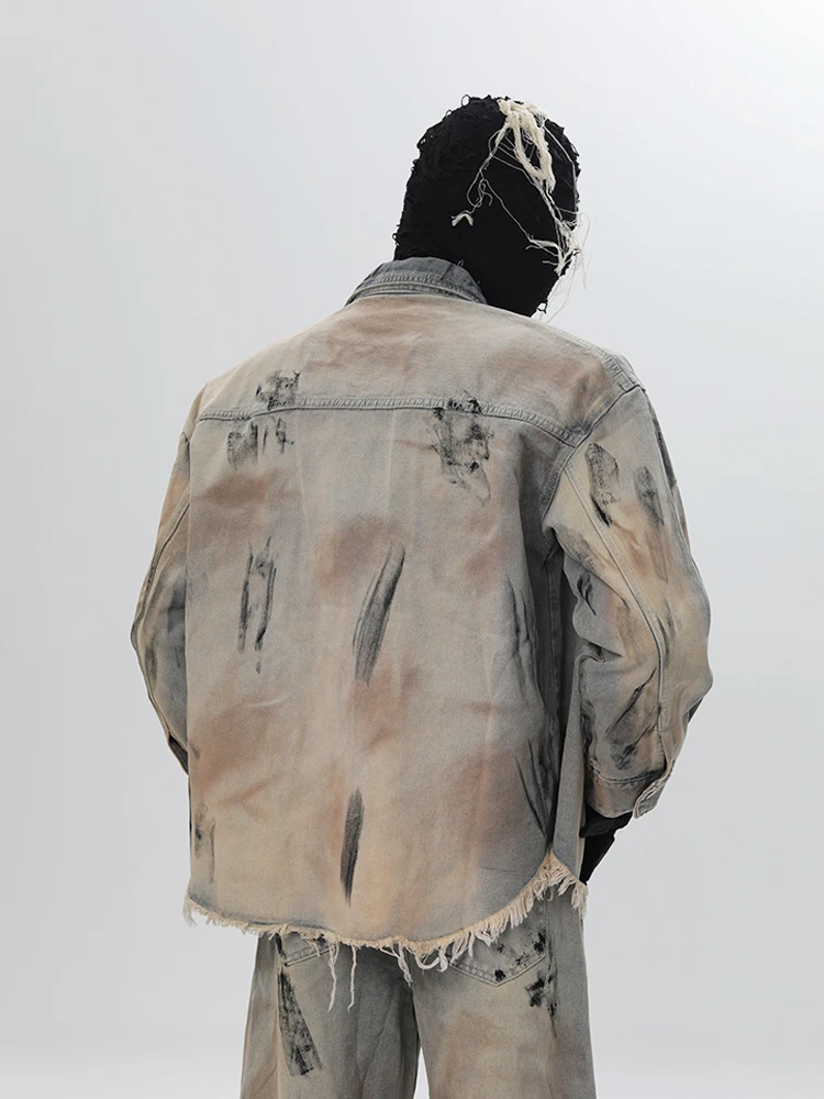 

Нишевый дизайнерский стиль, авангардная джинсовая куртка в стиле ретро с потертостями и градиентом, мужская уличная конструкция