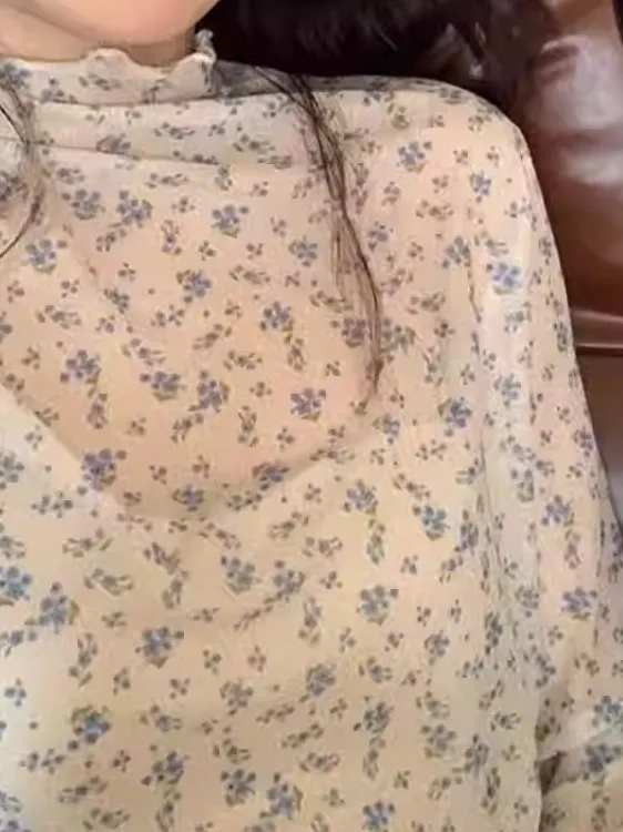 슬림핏 롱 슬리브 티셔츠 여성 겨울 얇은 플로럴 프린트 베이스 티셔츠 레이스 레이어링 이너웨어 탑 하이 칼라 버튼 장식