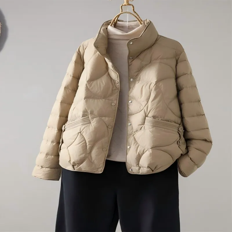 سترة منتفخة أنيقة بدون جهد. ملاءمة مريحة مع ياقة واقفة. أسلوب قصير متعدد الاستخدامات للتخسيس بلون سادة.