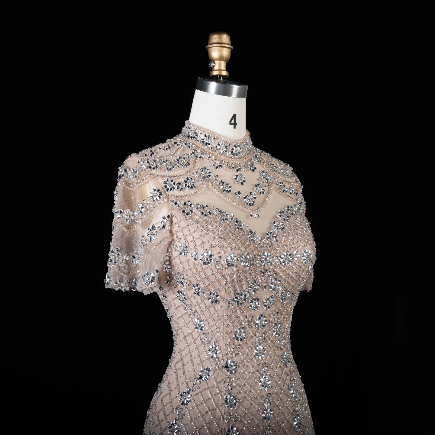 Sharon Said Abendkleid mit hohem Kragen in Champagnerfarbe, kurzen transparenten Ärmeln, Gittermuster, Strass, Meerjungfrauen-Schnitt, formelles Anlasskleid, Partykleid SS185, maßgeschneidert. – Detail 7
