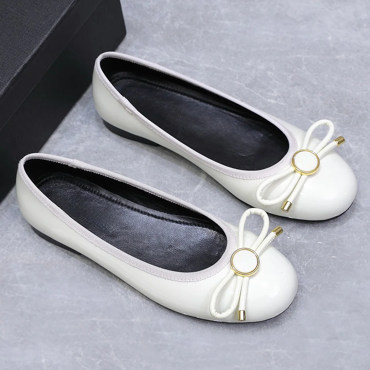

High quality 2026 Women's Round Toe Patent Leather Bow Ballet Flats YYT26022202