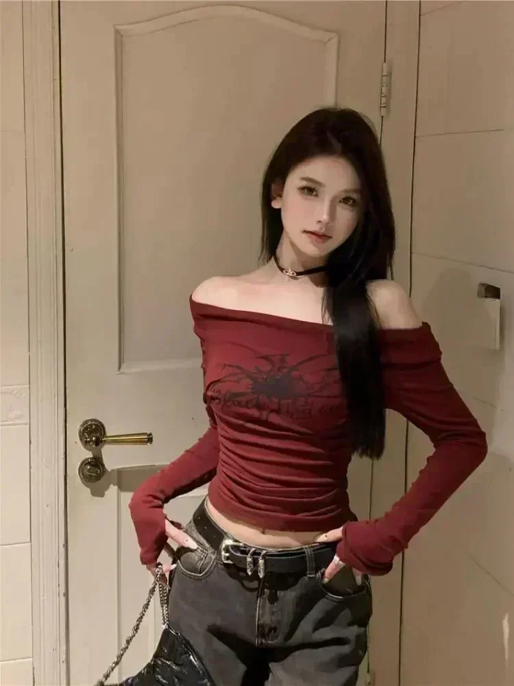Y2K Emo الكورية Acubi خمر الأحمر المحاصيل الأعلى الجرونج الجمالية طويلة الأكمام قبالة الكتف تي شيرت Harajuku القوطية النساء Gyaru الملابس