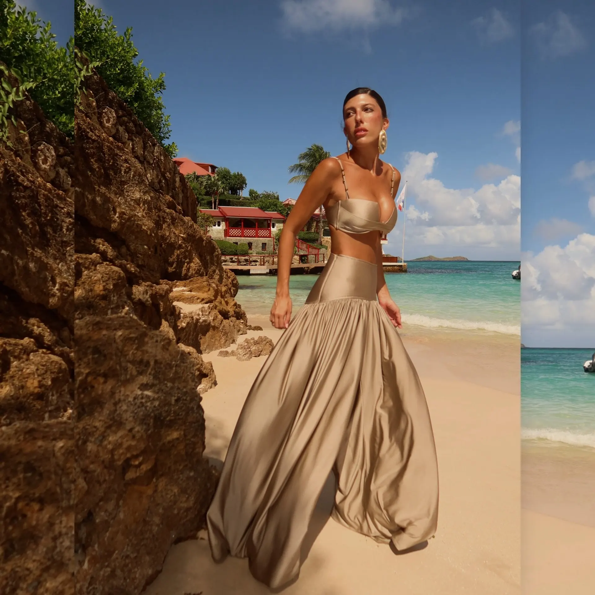 

Струящаяся макси-юбка с высокой талией в стиле бохо — легкая атласная пляжная накидка, одежда для летнего курорта, элегантный наряд для отпуска — трендовый 2026 г.