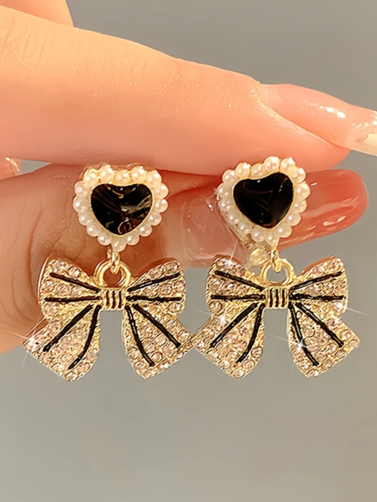 زوج واحد من الأقراط المصنوعة من اللؤلؤ المقلد من حجر الراين، والأقراط الراقية الفاخرة على الطراز الكوري، لقضاء العطلات.