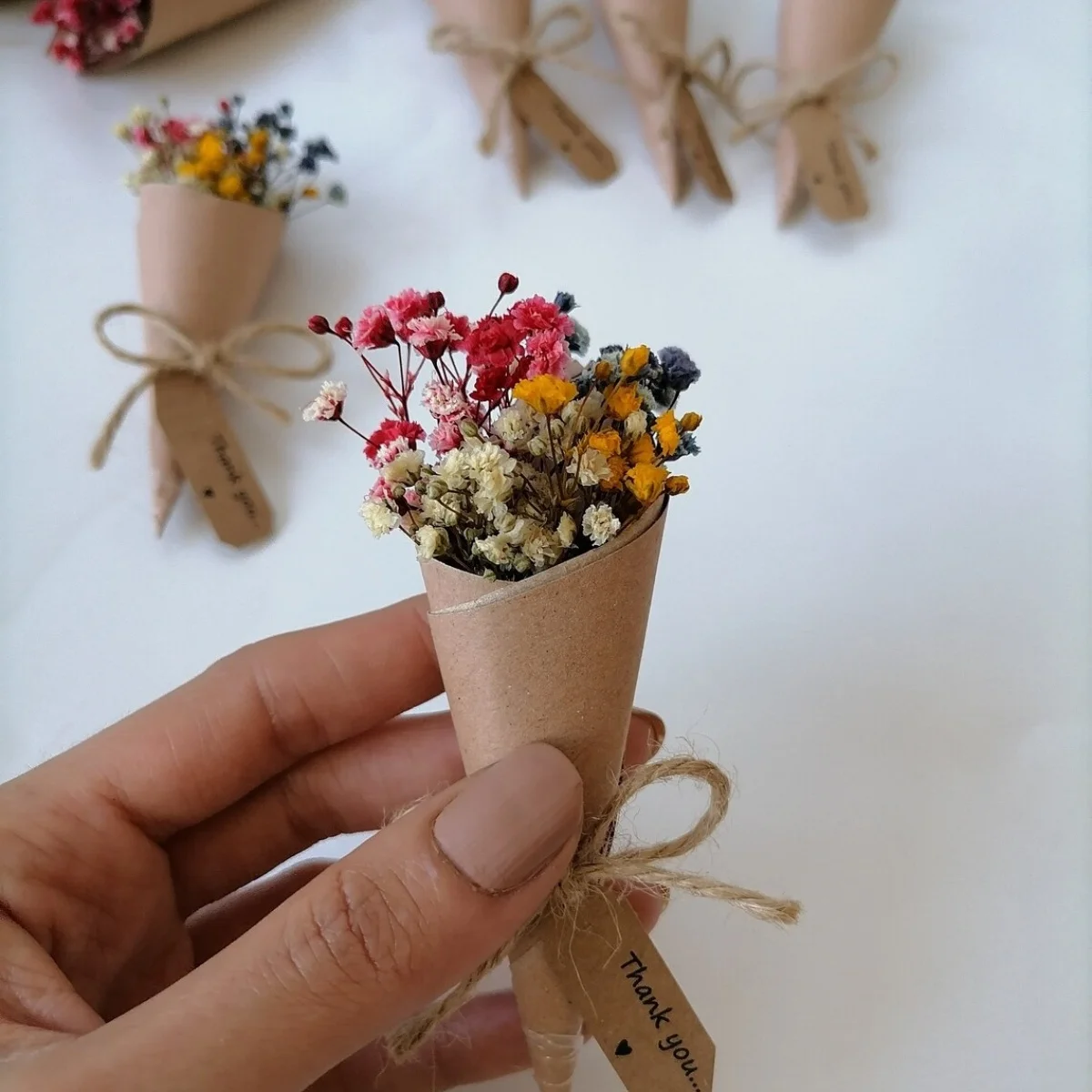 

Сувениры с магнитами из сушеных цветов: мини-букет в деревенском стиле радуги, подарки для гостей на свадьбу