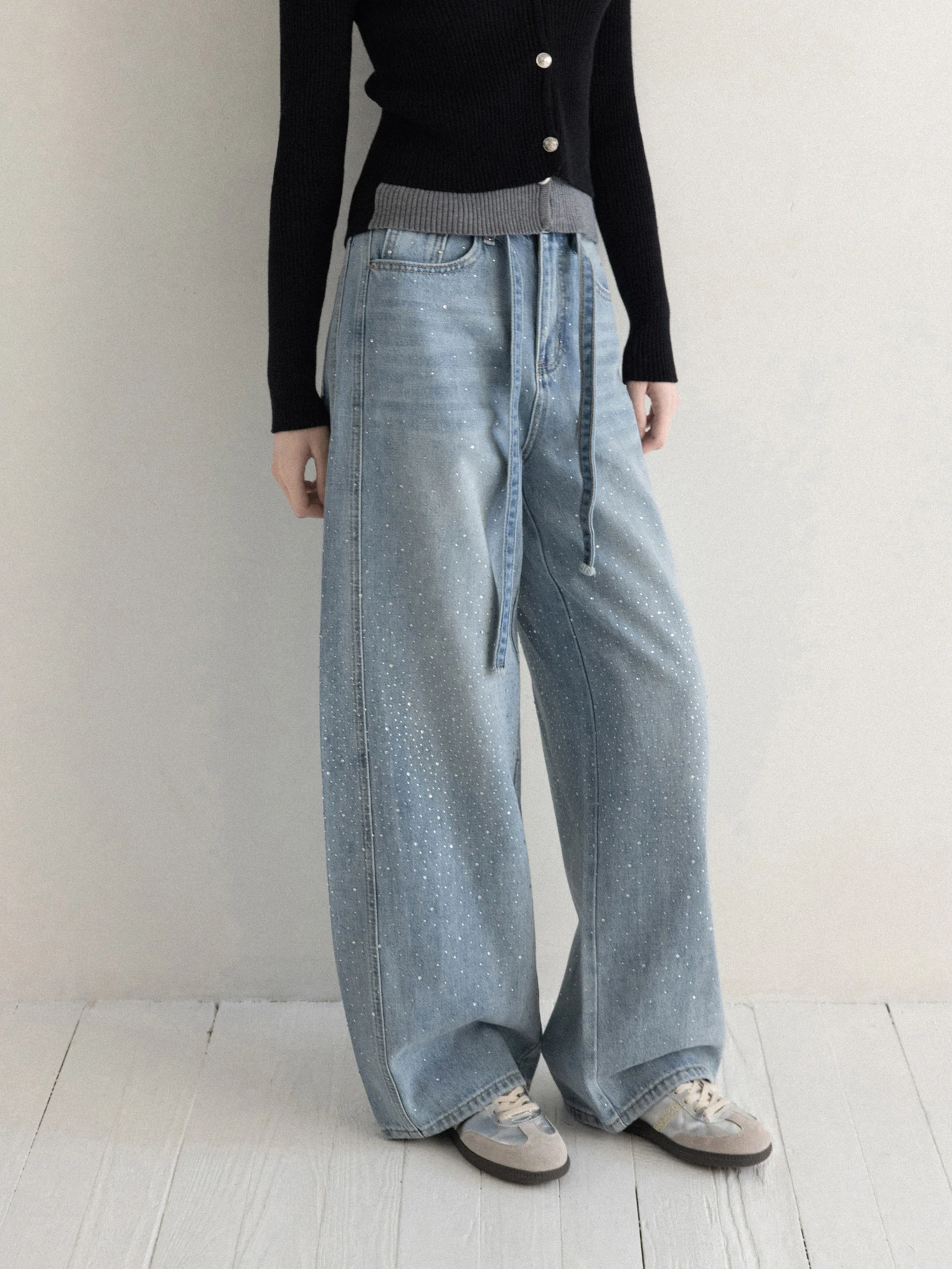 กางเกงยีนส์เอวสูงทรงขากว้างสำหรับผู้หญิง ฤดูใบไม้ผลิ 2026 สไตล์ลำลอง ประดับด้วยคริสตัลรูปดาวสีเงิน ทรงตรงช่วยให้ดูผอม