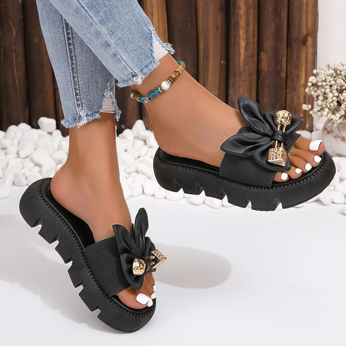 2024 Summer Casual Fashion Flat Bottom Casual and Comfortable Open Toe Metal Decorated Non-Slip Wear-Resistant Women's Slippers