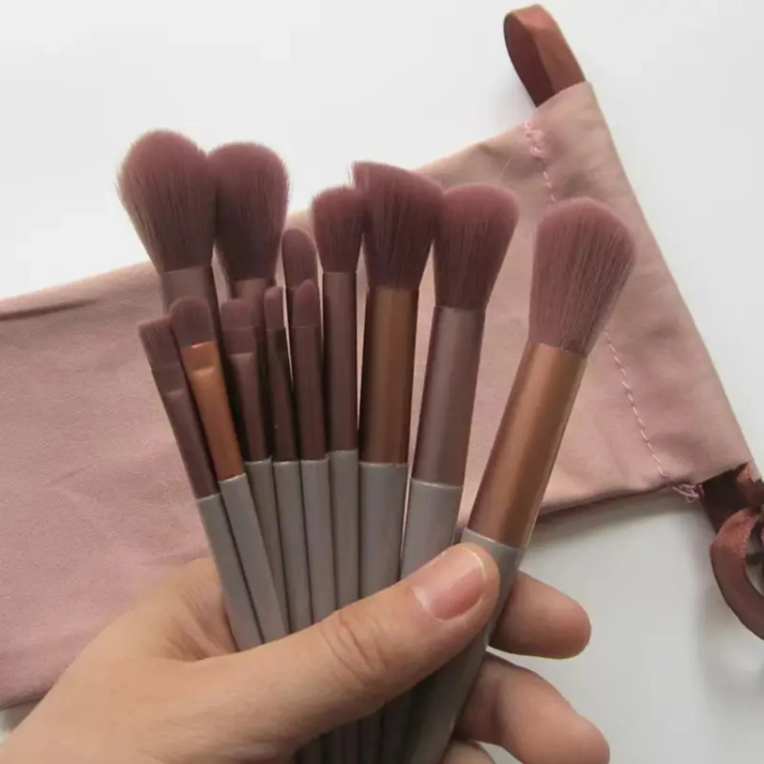 メイクブラシセット、布バッグ、ビューティーキット、ブラシ13本、アイシャドウ、化粧品バッグ付き。