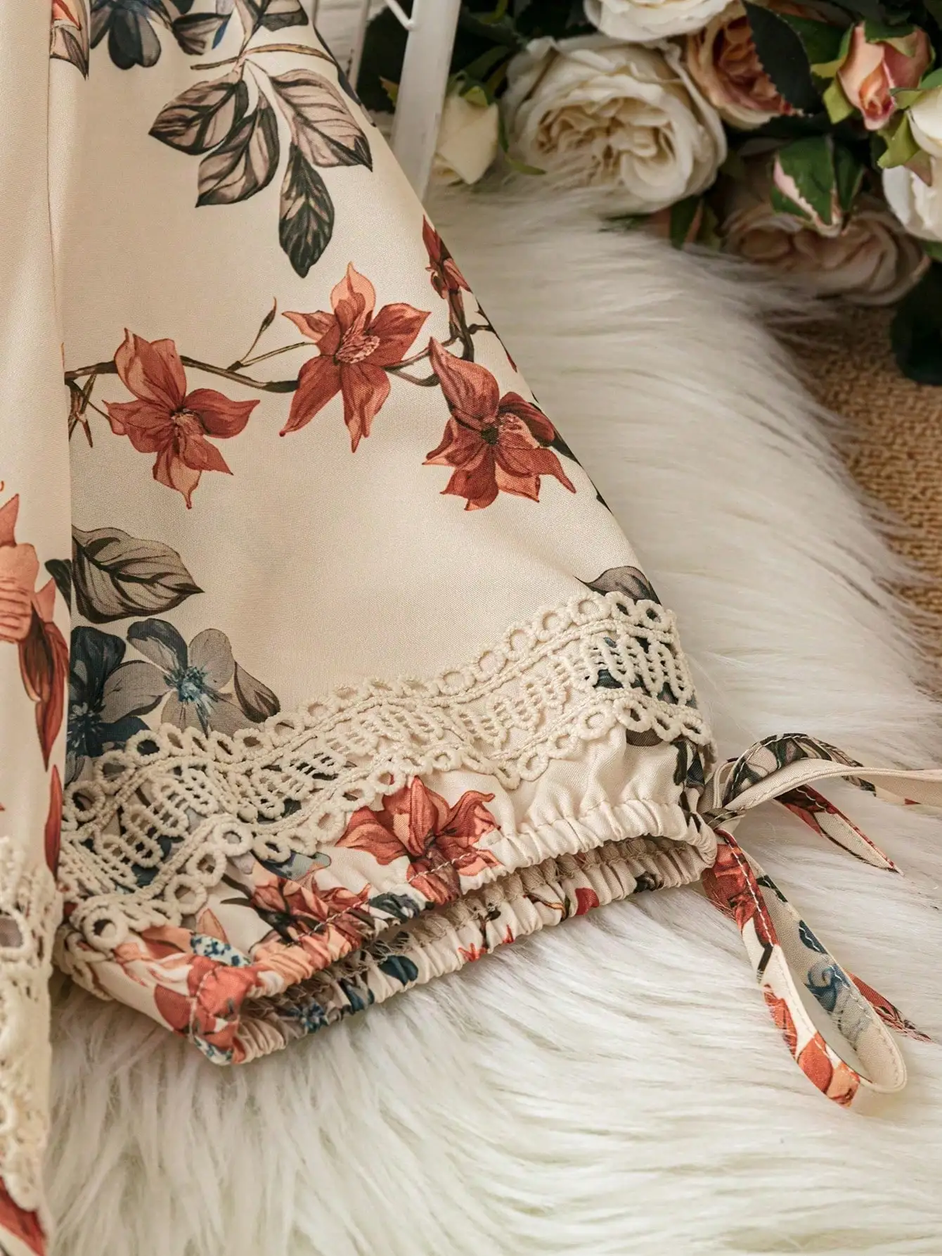 

Повседневное платье А-силуэта с цветочным принтом, кружевной отделкой, V-образным вырезом и короткими рукавами