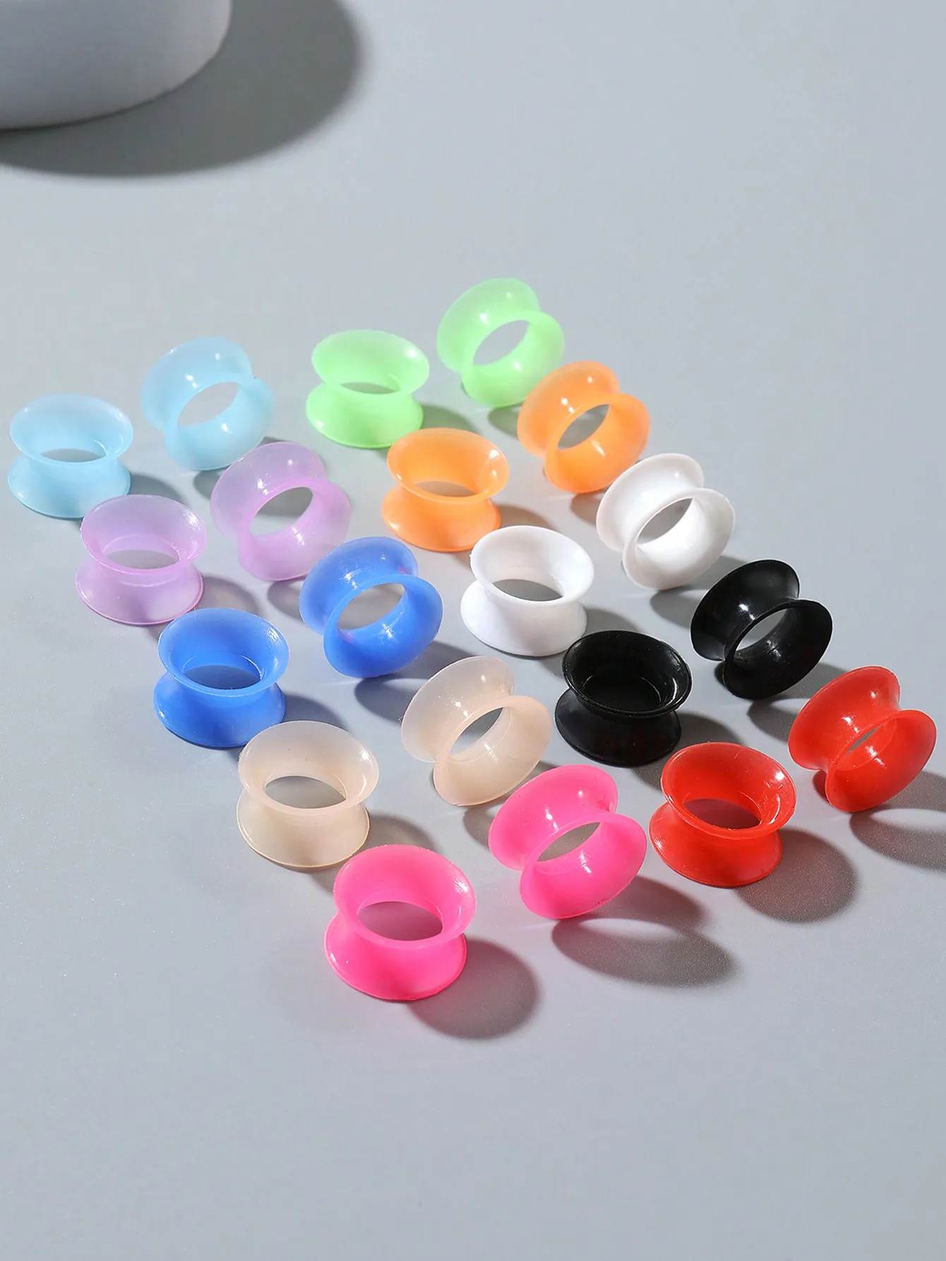 

20pcs Thin Punk Style 9mm Silicone Ear Gauges, Simple & Fashionable Personalized Ear Plugs