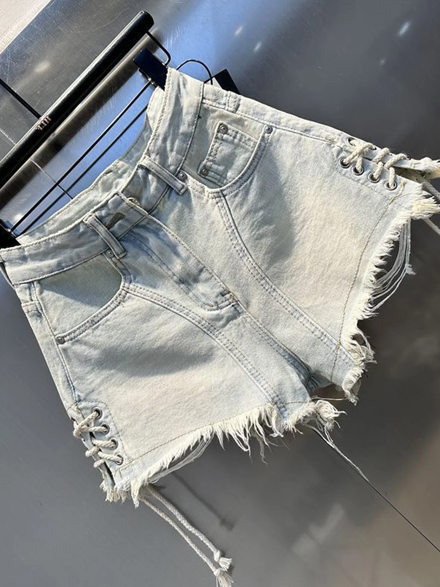 

Сексуальные светло-голубые джинсовые шорты с высокой талией, свободного кроя, с эффектом потертости, женские летние новые шорты-клеш с рваными элементами и оборками, в корейском стиле