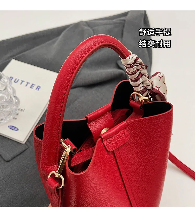 2026 Heiß begehrte, schlichte, hochwertige Damen-Umhängetasche in Rot aus PU-Material – vielseitige Bucket Bag als modische Handtasche für den Arbeitsweg – Detail 3