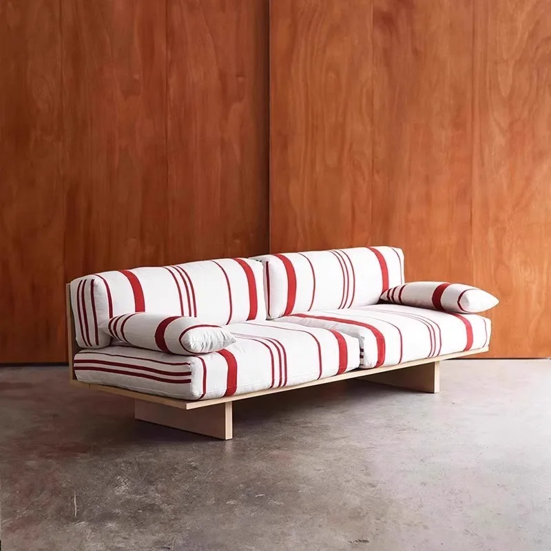 

Диван из массива дерева для гостиной, для небольшой квартиры, прямой, трехместный, в ретро-стиле, тканевый, для отелей и гостевых домов.