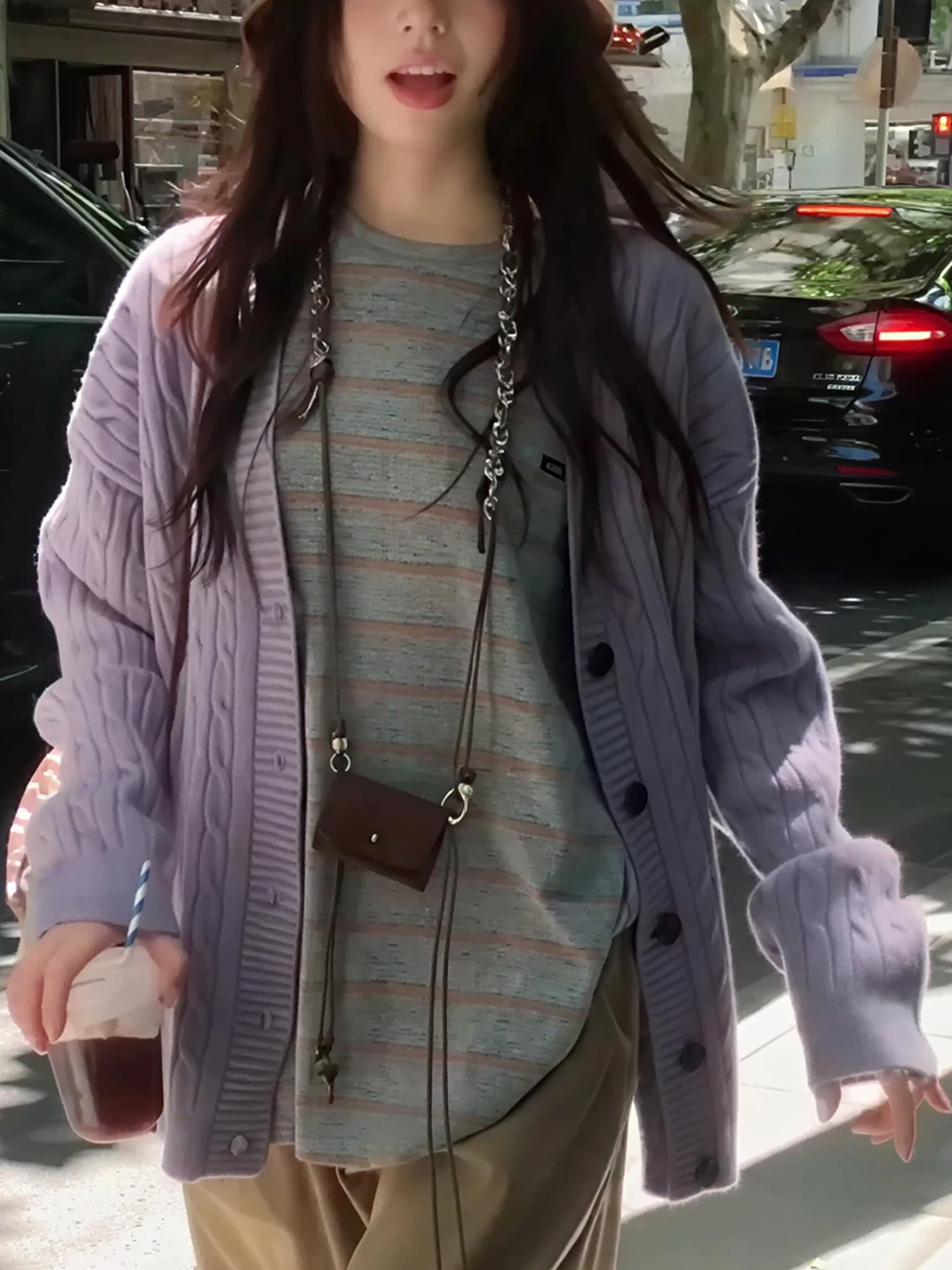 Luźny damski kardigan z dzianiny w kolorze fioletowym, zapinany na zatrzaski, jesienno-zimowy, wyszczuplający, swobodny, uniwersalny sweter, idealny na co dzień i do pracy.