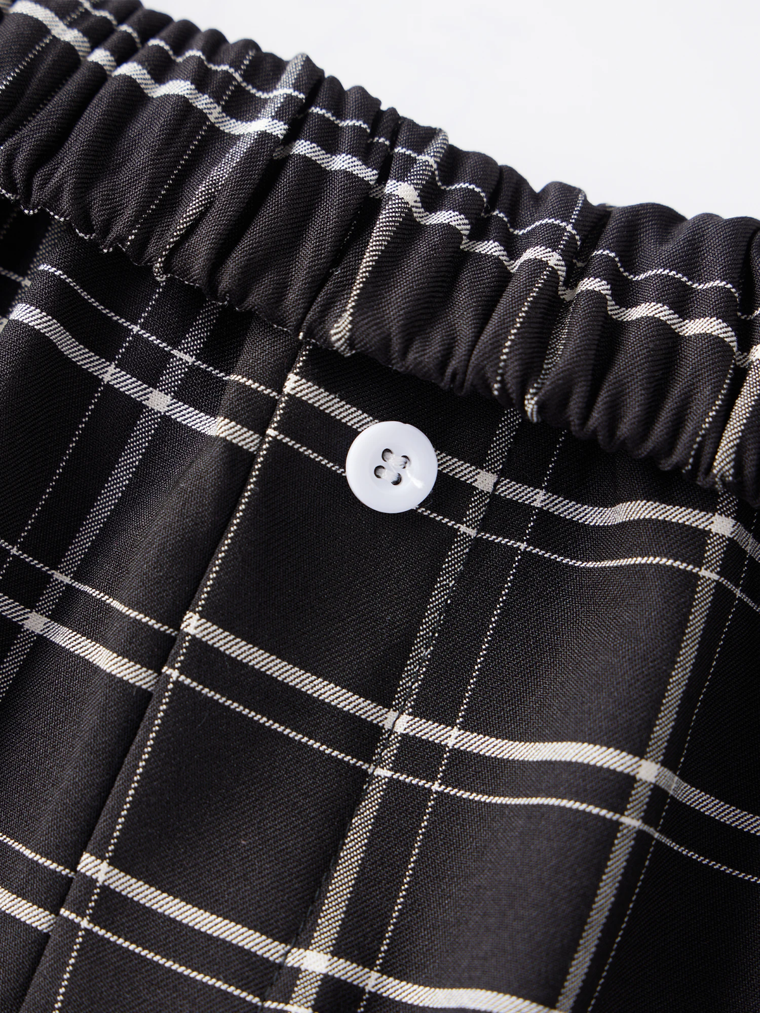 

Женские шорты-боксеры в клетку с карманами и поясом на шнурке для удобного и стильного летнего образа