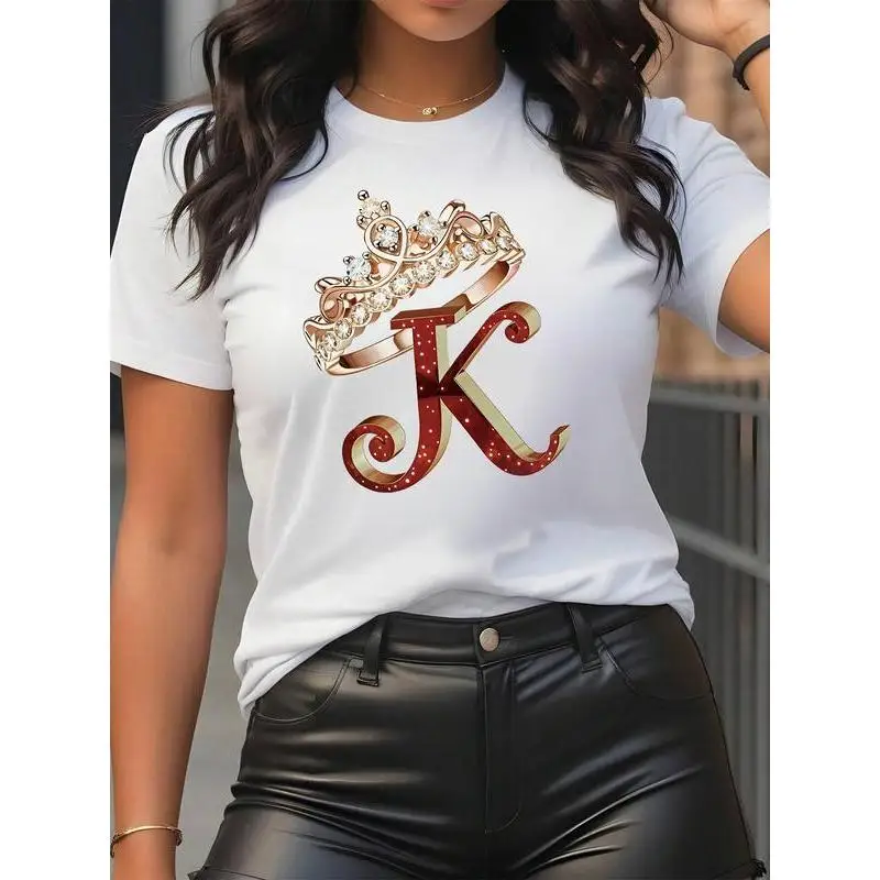 

Queen Crown Graphic Tee – Glamorous Gold Letter K Design with Sparkling Details – Trendy Women’s Shirt
