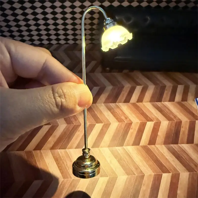 1Pcs 1: 12 Dollhouse Mini Golden White Cover Floor Lamp Model Simulation Miniature Flower Bud Standing Light LED Ornament Toys