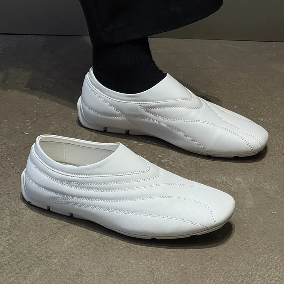 

2026 British Style Men's Slip-on Loafers Retro Driving Moccasins Casual Breathable Leather Shoes for Men Daily Wear