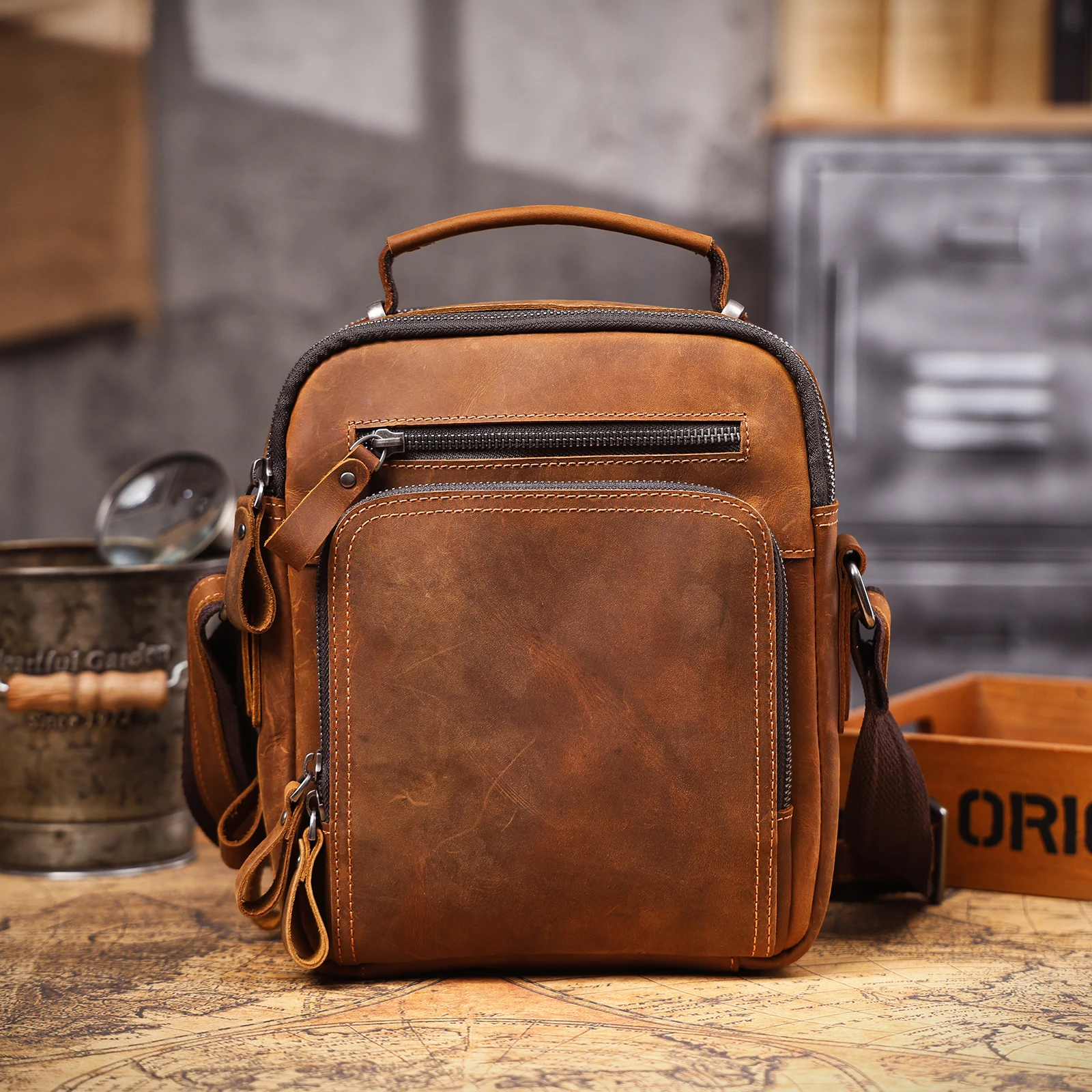 Vintage Leder-Umhängetasche für Herren, Lässige Crossbody-Tasche, Herren-Schultertasche aus Crazy-Horse-Leder, Handgefertigt – Detail 9