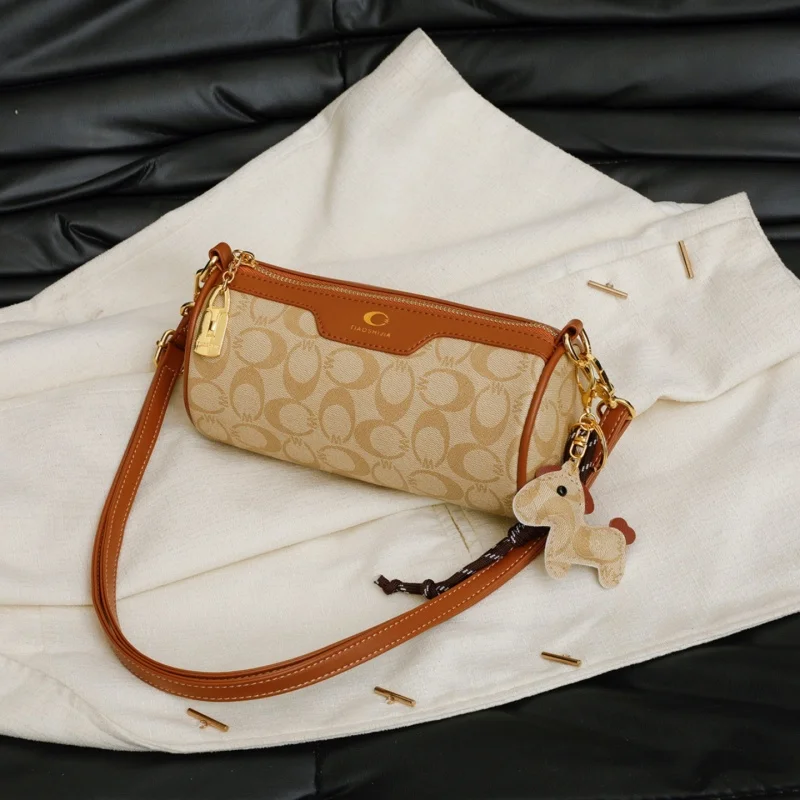 

Легкая роскошная нишевая популярная цилиндрическая маленькая сумка для женщин, новая модная сумка-подушка, универсальная сумка через плечо с широким ремнем для мобильного телефона