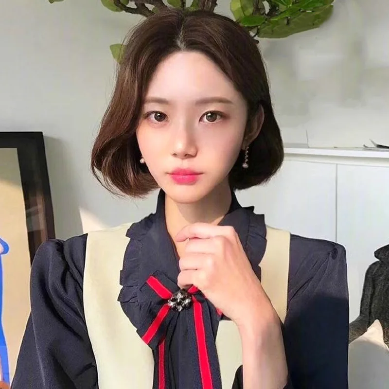 Women's short curly bob wig, shoulder-length synthetic hairpiece