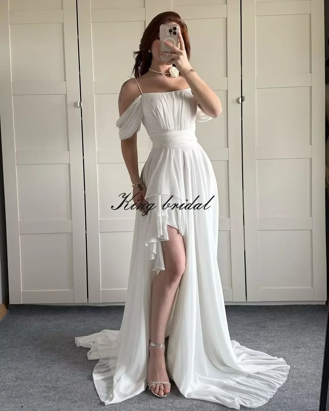 Con spacco lungo una linea pieghe volant abito da sera formale per le donne eleganti abiti da damigella d'onore in chiffon con spalle scoperte