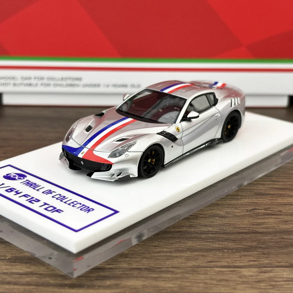 1:64 F12 TDF high-end hars miniatuur auto modemodel display, volwassen collectie display, geschikt voor vakantiecadeaus aan vrienden.