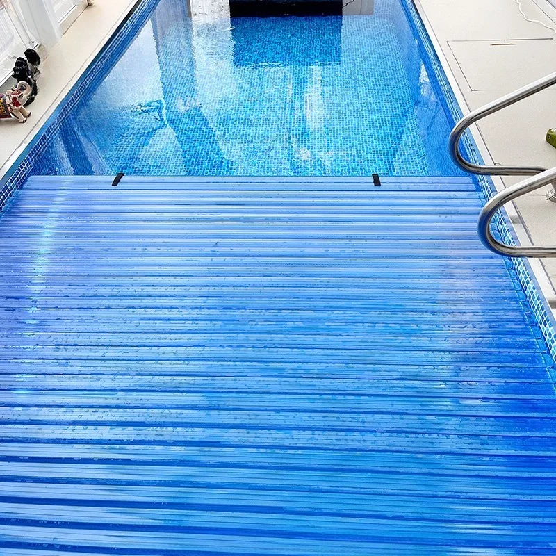 Sistema Automático de Cubierta para Piscinas Elevadas con Lamas Rígidas de PC y Control Remoto