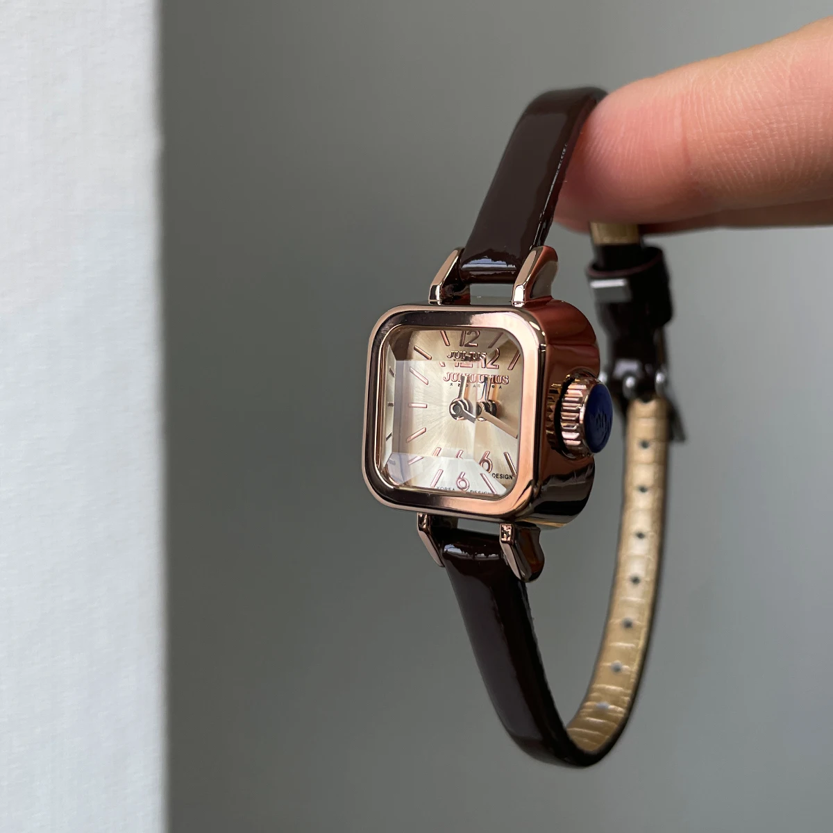 CILOA New Women's Vintage-Inspired Light Luxury Quartz Watch - Square Dial, Leather Strap, Elegant, Waterproof