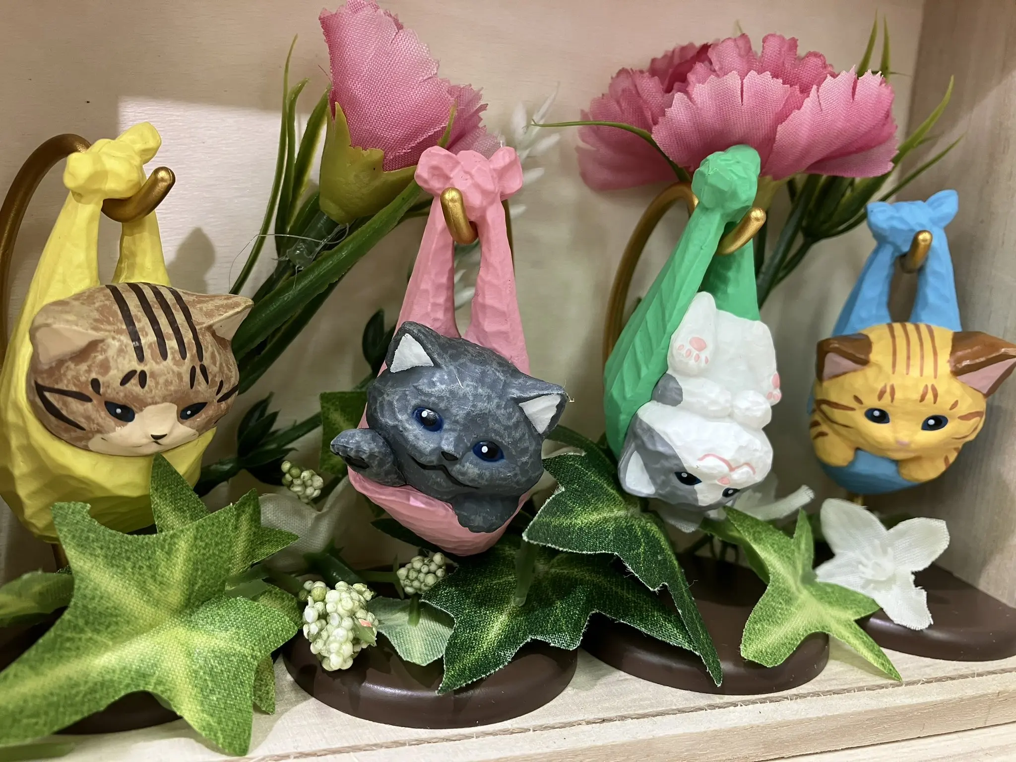 SO-TA capsule toys Sakura Hanabusa's cat wrap cute wood carving Kittens wrapped tightly in swaddles hang on pedestal figures