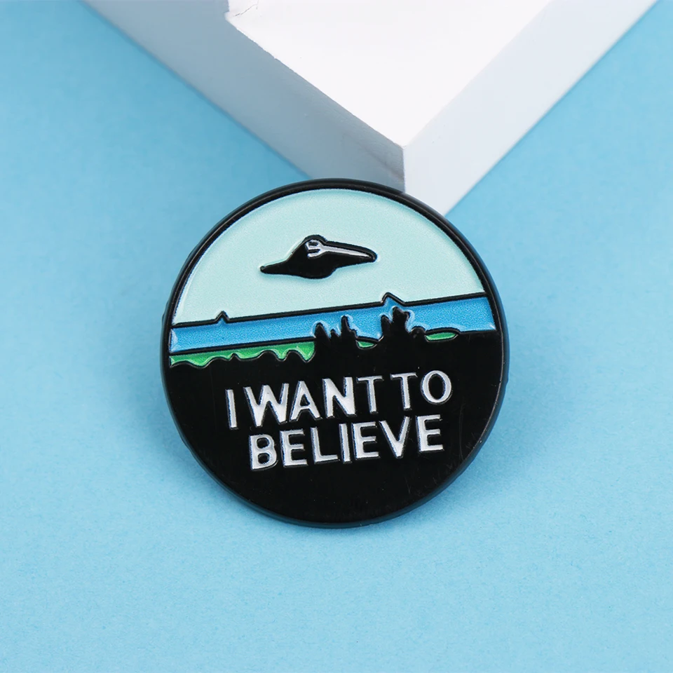 Cartoon Mysterious Science Fiction Slogan Letters I WANT TO BELIEVE Enamel Metal Pin Brooch Badge Gift for UFO Enthusiast Fan