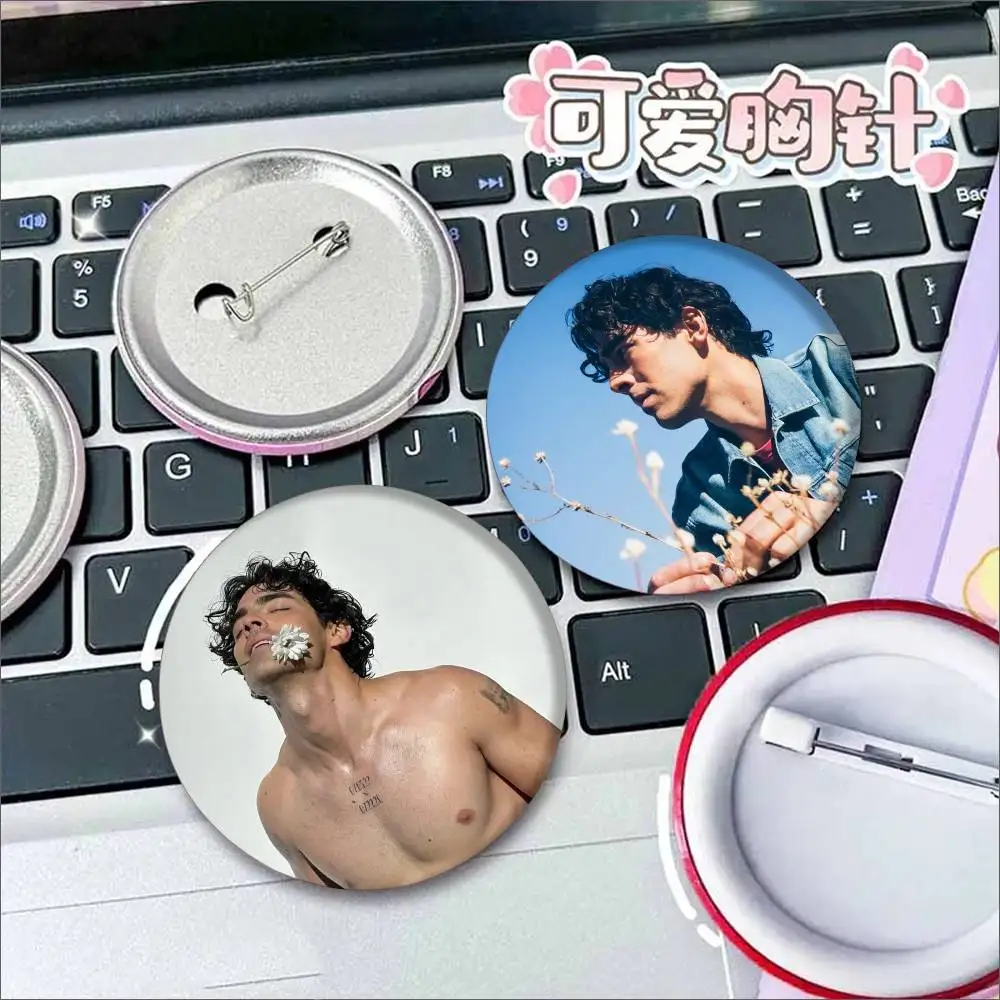 شارات المغني جو جي جوناس الرائعة الرائعة على شكل زر بروش شارة حقيبة تزيين مجموعة المروحة هدية