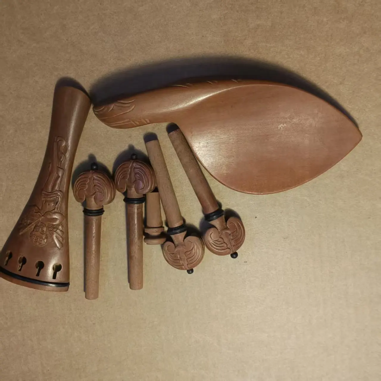 1 Set Jujube Wood Violin Parts 4/4 With 4 Carved Pegs and 1 Tailpiece 1 Chin Rest 1 End Pin - view 3