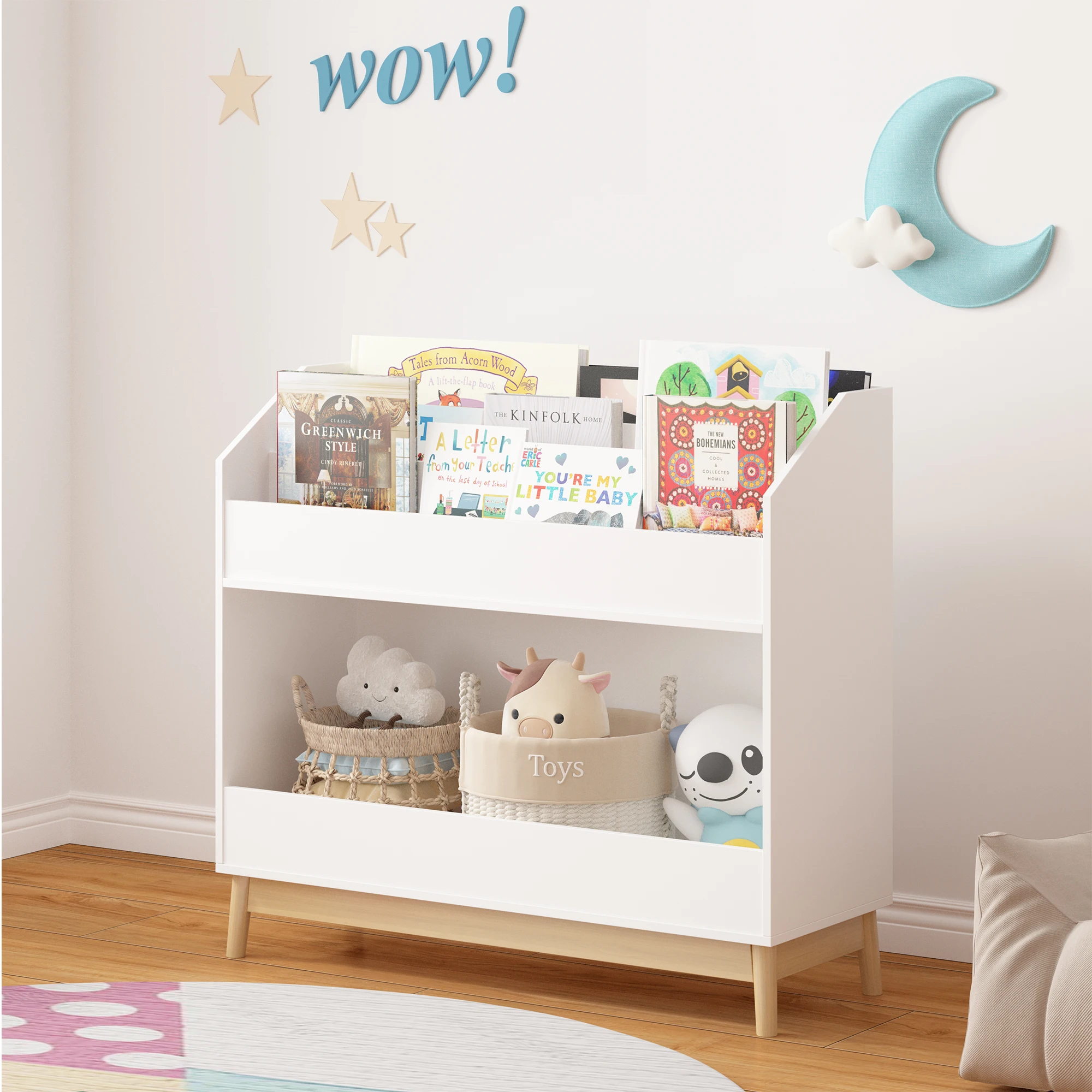 

Эта белая деревянная книжная полка для малышей имеет 3-ярусные отделения для книг и нижнюю полку для хранения. Он вмещает десятки человек.