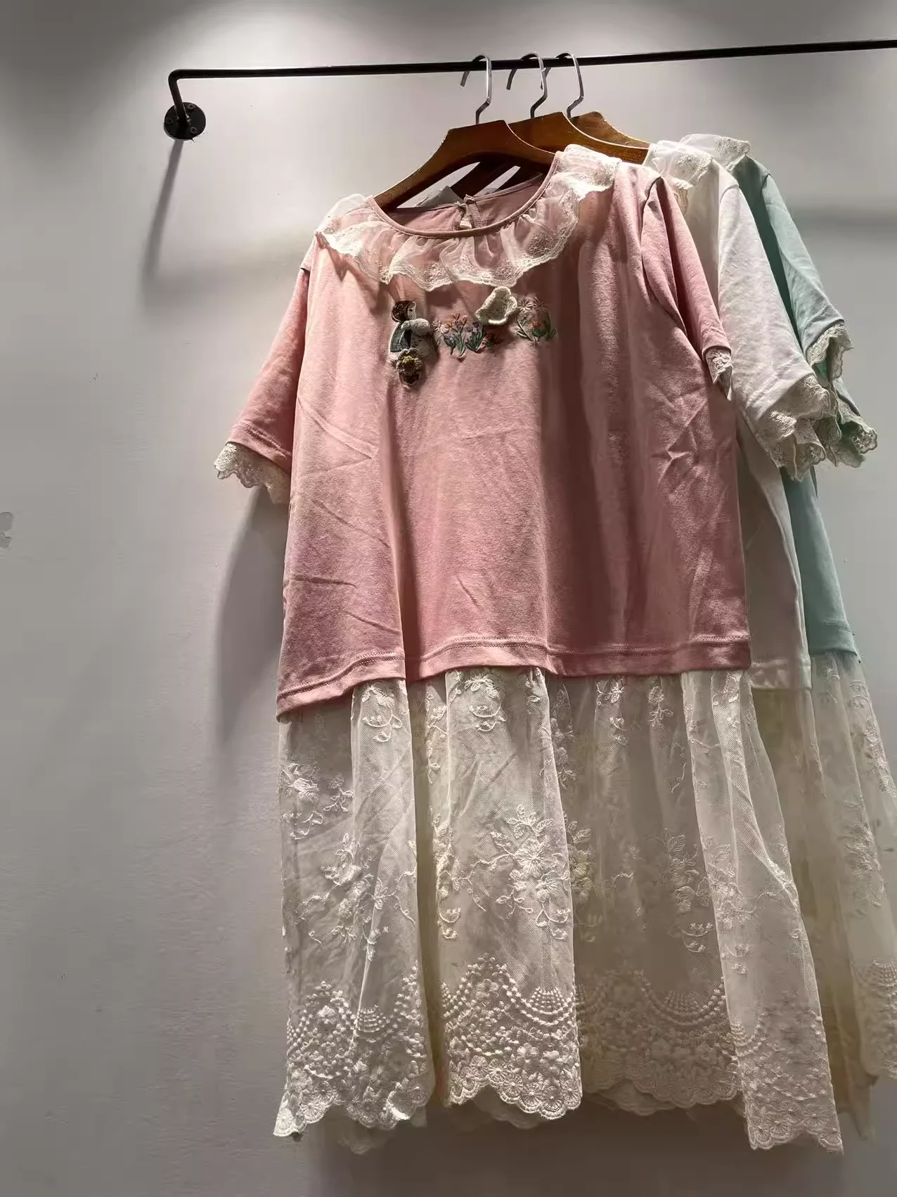 Mori kei moda koronkowy kołnierzyk kreskówka haftowana różowa niebieska biała koszula sukienka dla kobiet japoński styl koronkowy patchwork długi t shirt