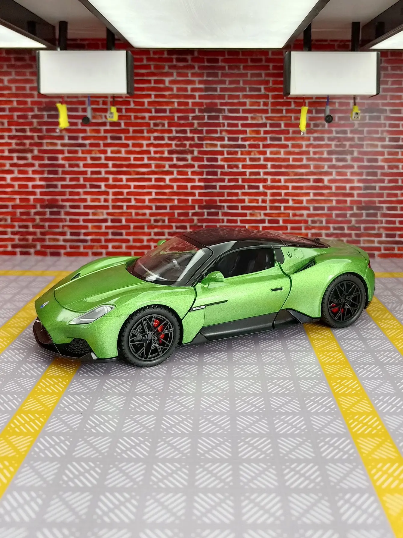 1: 22 simulation Maserati MC20 alloy car model, doors and engine hood, trunk can be opened has sound and lighting functions