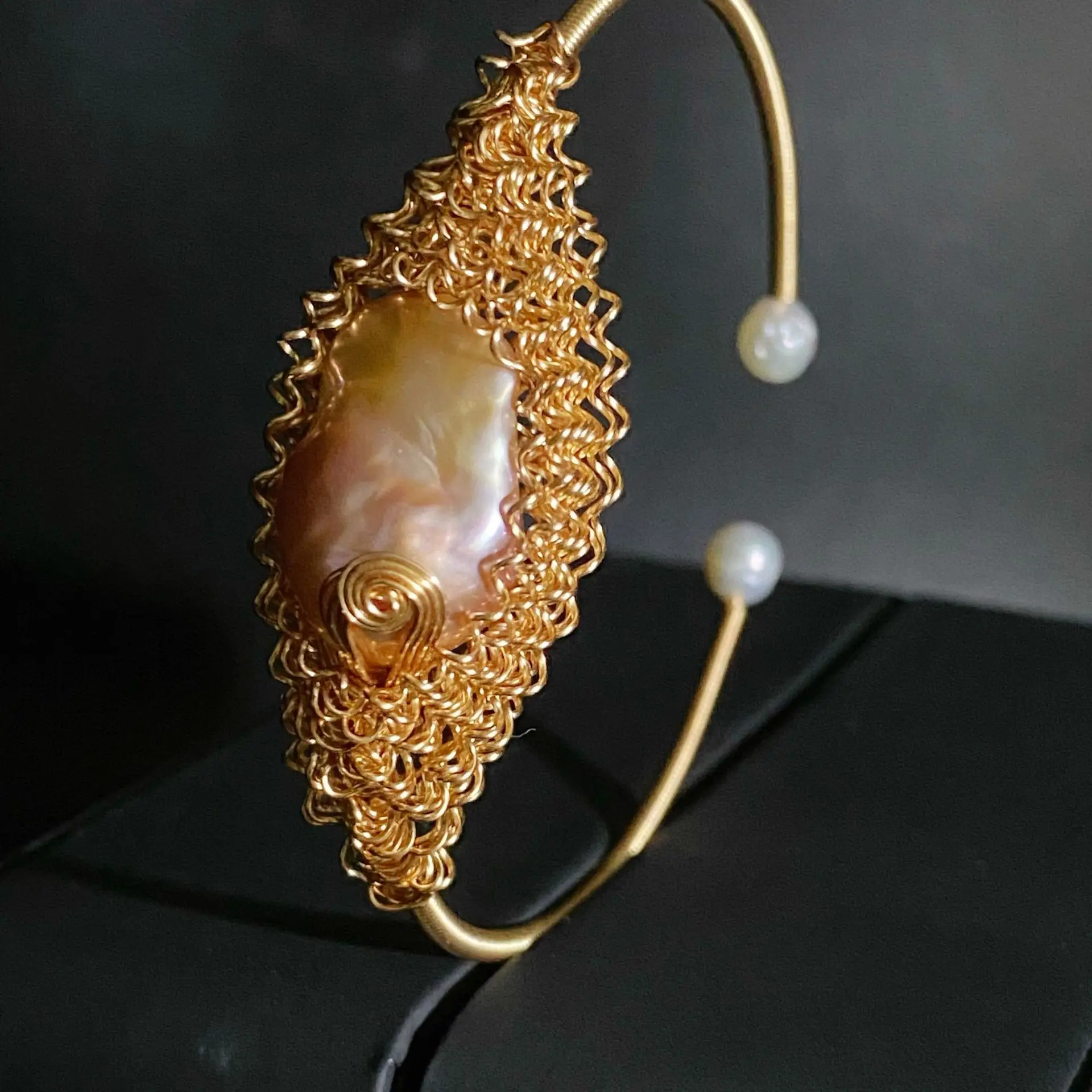 

Natural Baroque Conformal Pearl Copper Alloy Handset Bracelet