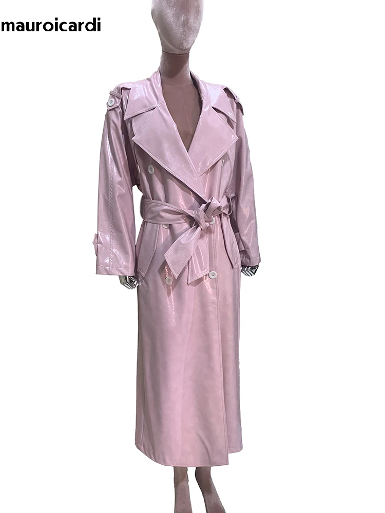Mauroicardi 가을 여성을위한 엑스트라 롱 반짝 이는 반사 핑크 Pu 가죽 트렌치 코트 더블 브레스트 유럽 패션 오버 코트