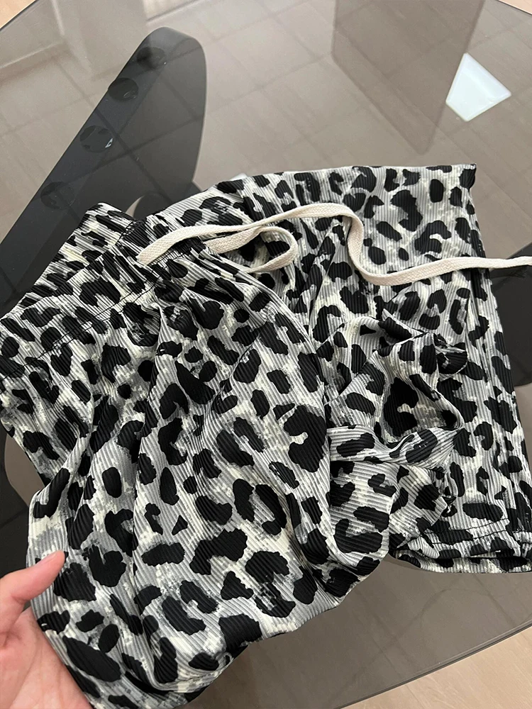 กางเกงขายาวลายเสือดาวผ้าไหมน้ำแข็งสไตล์อเมริกัน เอวสูง ทรงขากว้าง สวมใส่สบายๆ สำหรับฤดูร้อน ผ้าบางเบา รุ่นใหม่ เหมาะสำหรับเดินเล่นและพักผ่อนสำหรับผู้หญิง