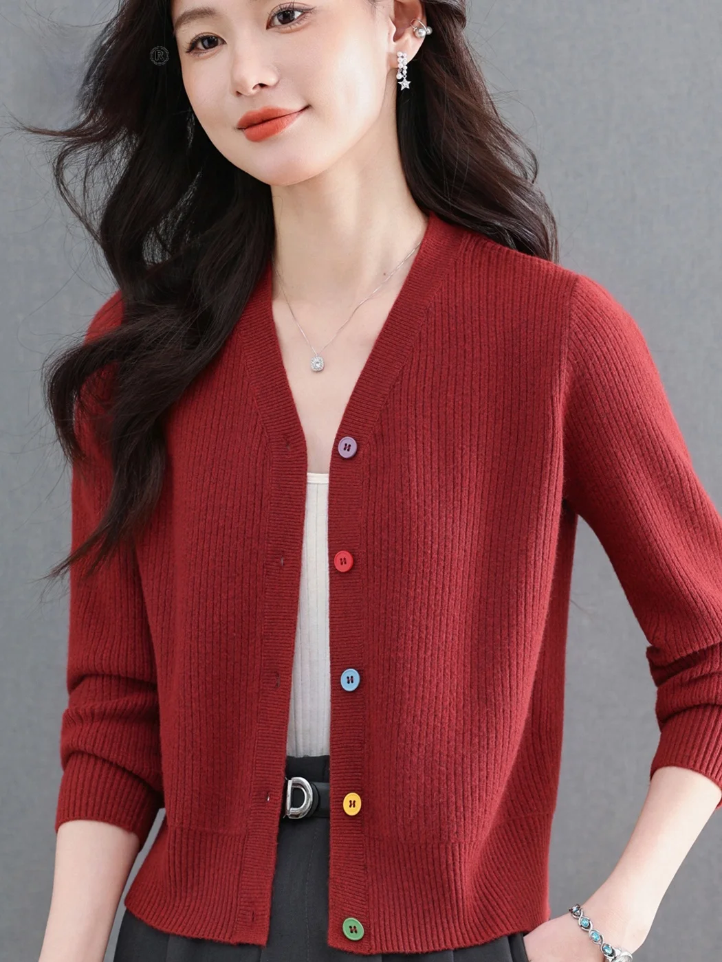 

Весенний модный вязаный кардиган с V-образным вырезом, тонкий женский свитер-жакет для невысоких женщин, для мам, антивозрастной эффект