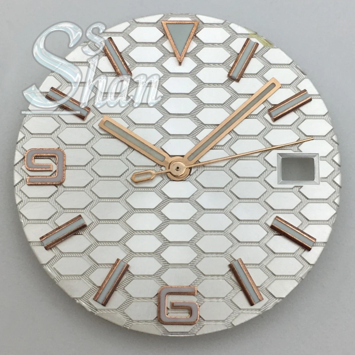 قرص مخطط أفقي 29 ملم، قرص أخضر مضيء مع أيدي ونافذة تاريخ الساعة 3 مناسبة لحركة NH35