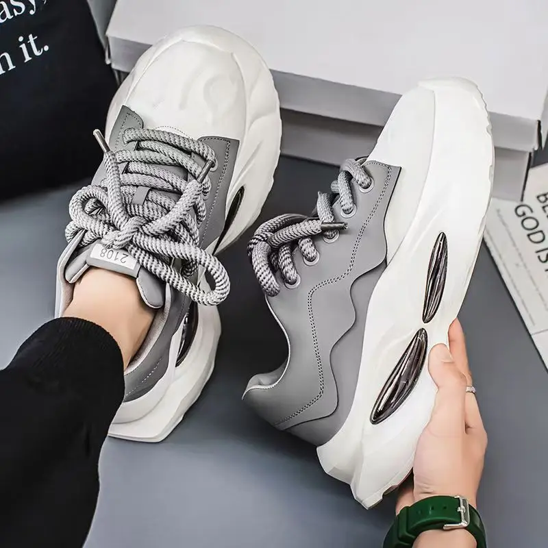 أحذية رياضية مكتنزة للرجال مصممة بنعل ناعم أحذية رياضية كاجوال من الجلد المصنوع من الألياف الدقيقة الارتفاع العلوي أحذية بيضاء ذات نعل سميك