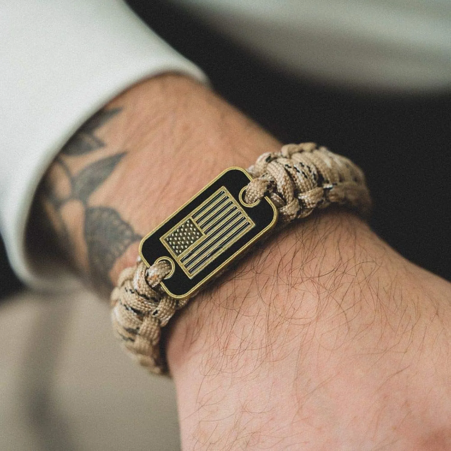 Paracord-Armband, taktisches Überlebensarmband für Herren mit bronzefarbener USA-Flagge, verstellbare Größen für Militär-Veteranen, Outdoor-Camping – Detail 1