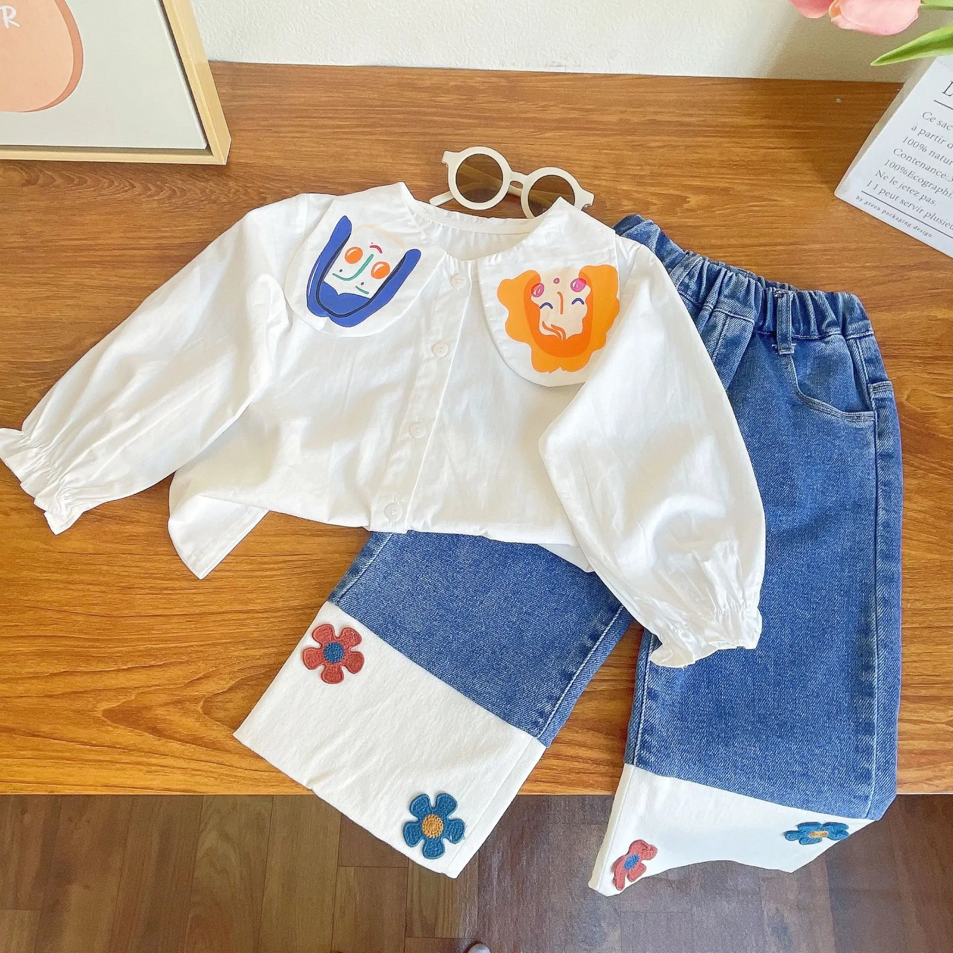 

2024 Spring And Autumn New Girl Cartoon Print Doll Neck Shirt With Flower Jeans Set