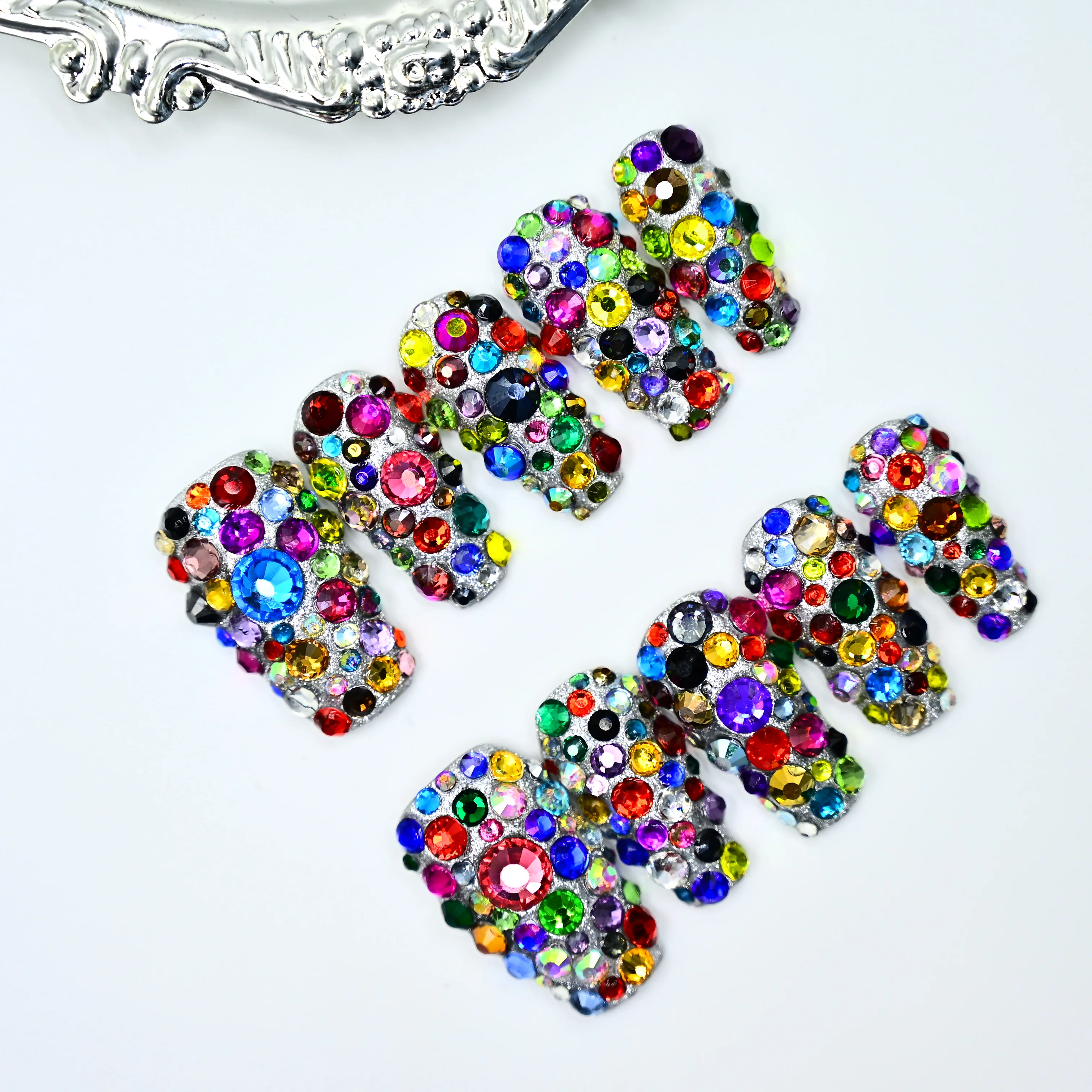 เล็บปลอมทรงสี่เหลี่ยมยาว งานแฮนด์เมด คุณภาพพรีเมียม |   ดีไซน์เต็มตัวประดับด้วยคริสตัลหลากสีสัน |   เล็บปลอมสีรุ้งแบบกลาม |   พี