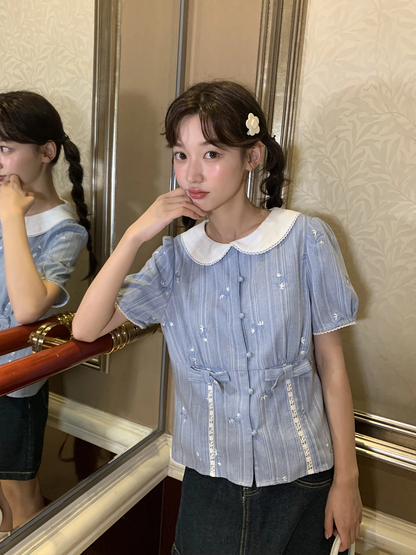 

Летняя хлопковая блузка с эффектом похудения, синим воротником-стойкой, вышивкой, приталенная, с пышными рукавами, оригинальный дизайн, коллекция Лето 2025