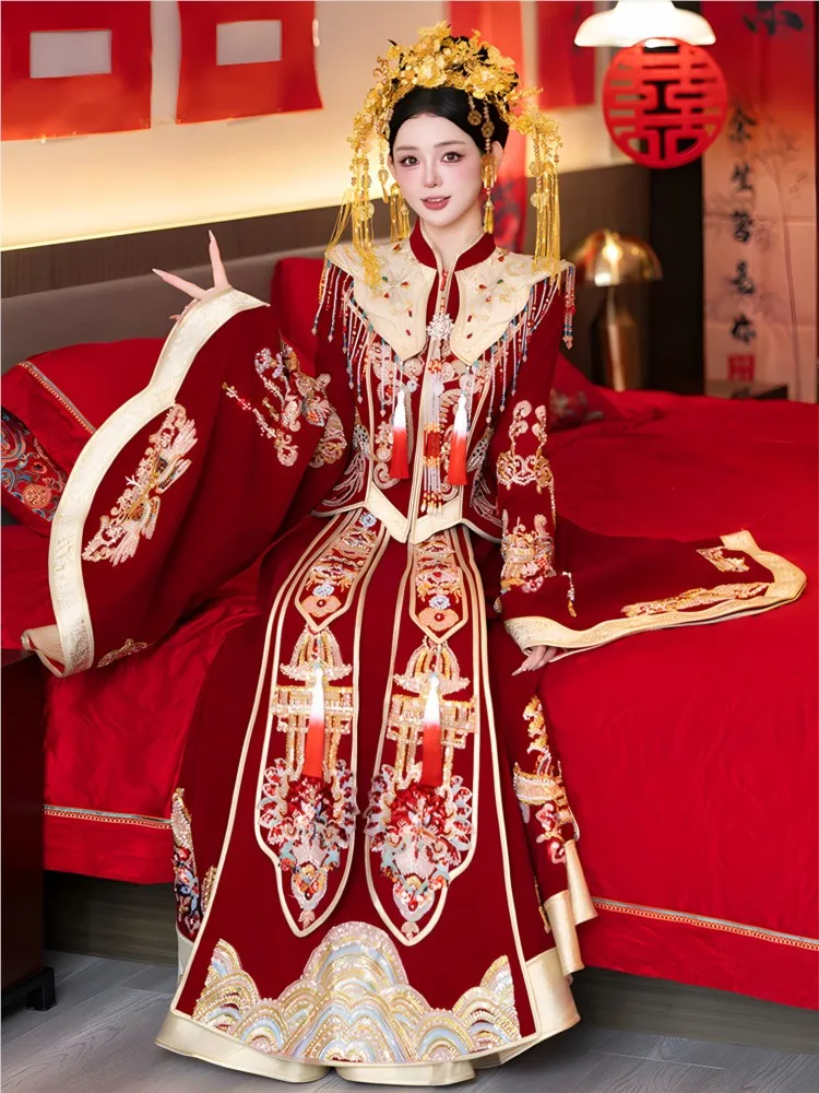 A new style of ancient Chinese wedding dress featuring phoenix crowns and rosy clouds as well dragon gowns